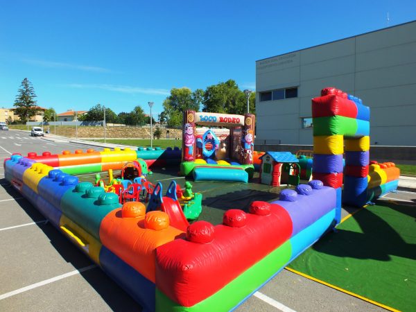 Ludoteca – Recinto con hinchable lego